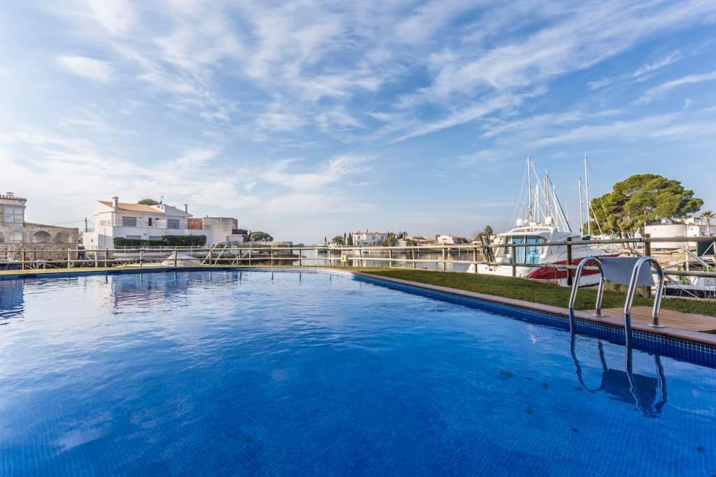 Piso De 2 Habitaciones, 3 Piscinas Y Cerca Del Mar Roses Eksteriør billede