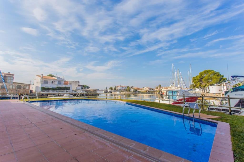 Piso De 2 Habitaciones, 3 Piscinas Y Cerca Del Mar Roses Eksteriør billede