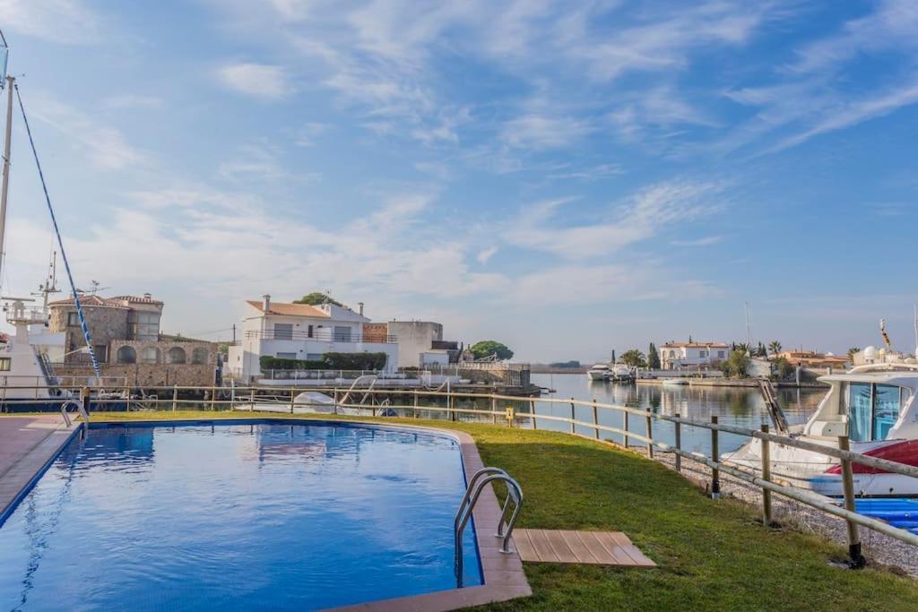 Piso De 2 Habitaciones, 3 Piscinas Y Cerca Del Mar Roses Eksteriør billede
