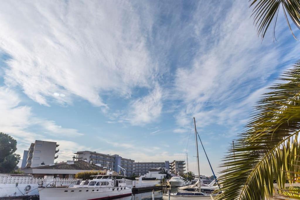 Piso De 2 Habitaciones, 3 Piscinas Y Cerca Del Mar Roses Eksteriør billede